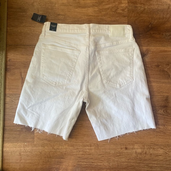 A&F Men’s White Shorts - Picture 2 of 5